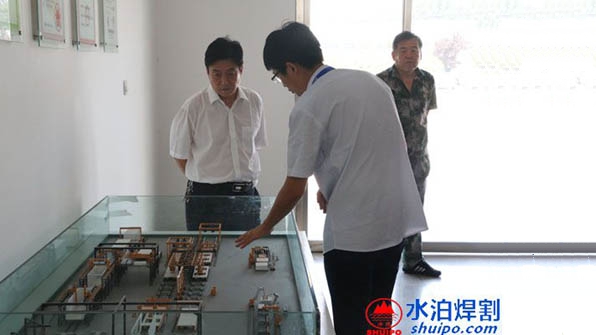 蘇主任聽(tīng)取鑫能鋁廂生產(chǎn)線匯報(bào) 蘇主任聽(tīng)取鑫能鋁廂生產(chǎn)線匯報(bào)