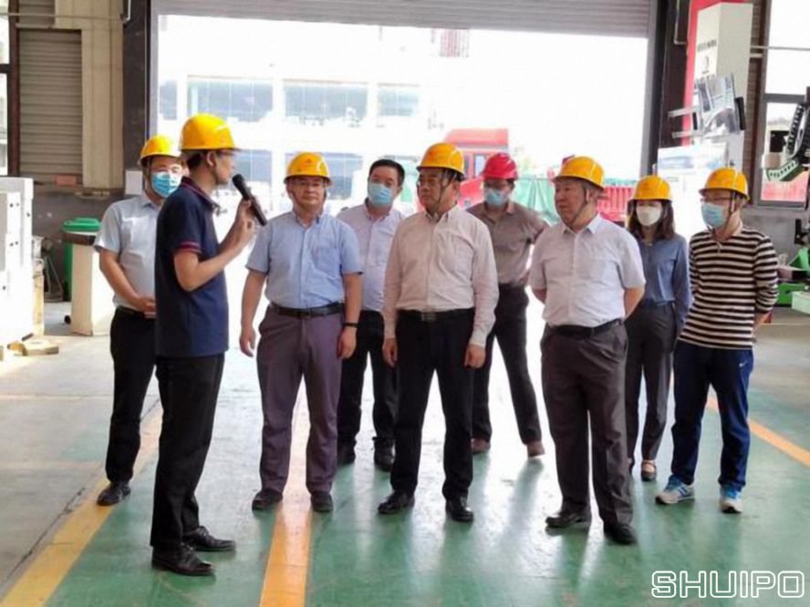 山東省科學(xué)院激光研究所所長賈中青、山東省機械設(shè)計研究院院長林江海帶領(lǐng)激光、高端裝備領(lǐng)域?qū)＜乙恍?人到水泊焊割實地調(diào)研 (已調(diào)整大小)